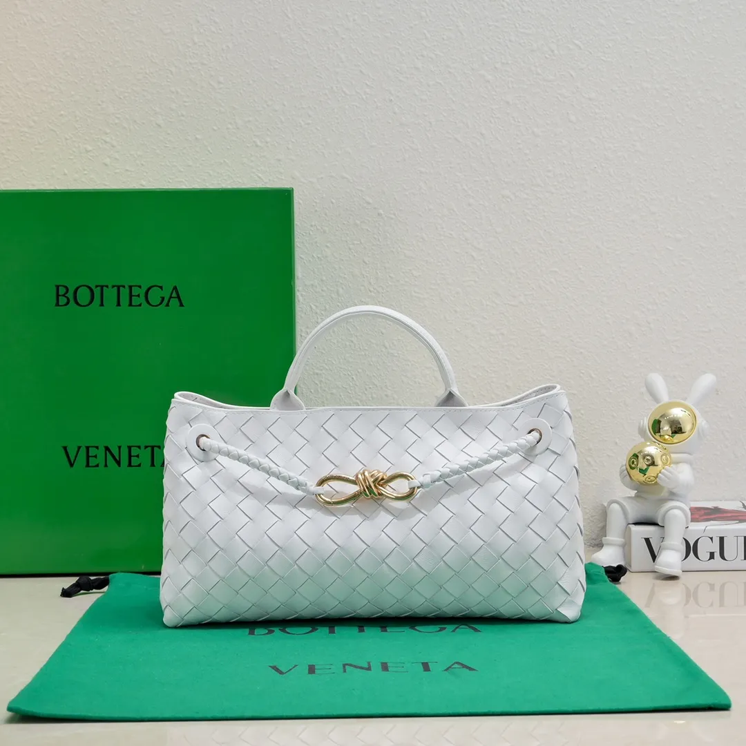Batch 1960 #Bottega Veneta new horizontal Andiamo handbag, many stars have the same style 🎈 Classic full-body leather weaving with golden rope buckle, stable and chic enough [proud] The whole body is made of Nappa sheep leather, comfortable, soft and dynamic. The sliding metal rope buckle can adjust the shoulder strap, single shoulder / handbag / crossbody, multiple carrying methods, large bag capacity, suitable for commuting / daily / travel This bag is divided into small/medium/large sizes. There is always one that suits you, so take me with you🎀🎀 Size: 29x18x10 Model: 6463#